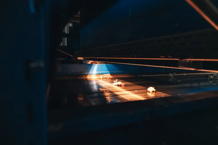 Kunststoffflaschen werden auf Fördertechnik sortiert