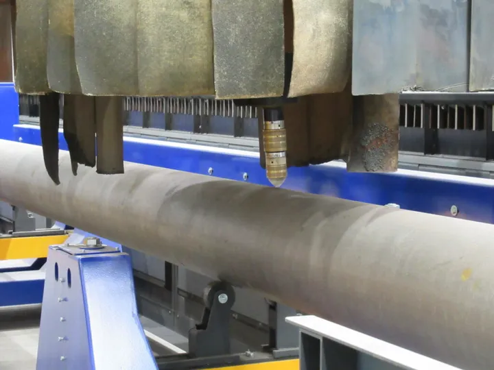 Mechanische Bearbeitung eines runden Stahlbauteils in einer Fertigungsanlage
