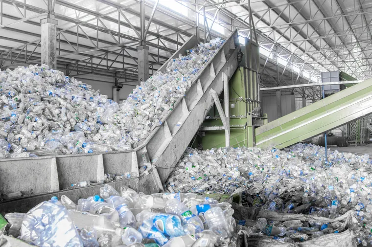 Kunststoffflaschen auf einem Förderband in einer Recyclinganlage