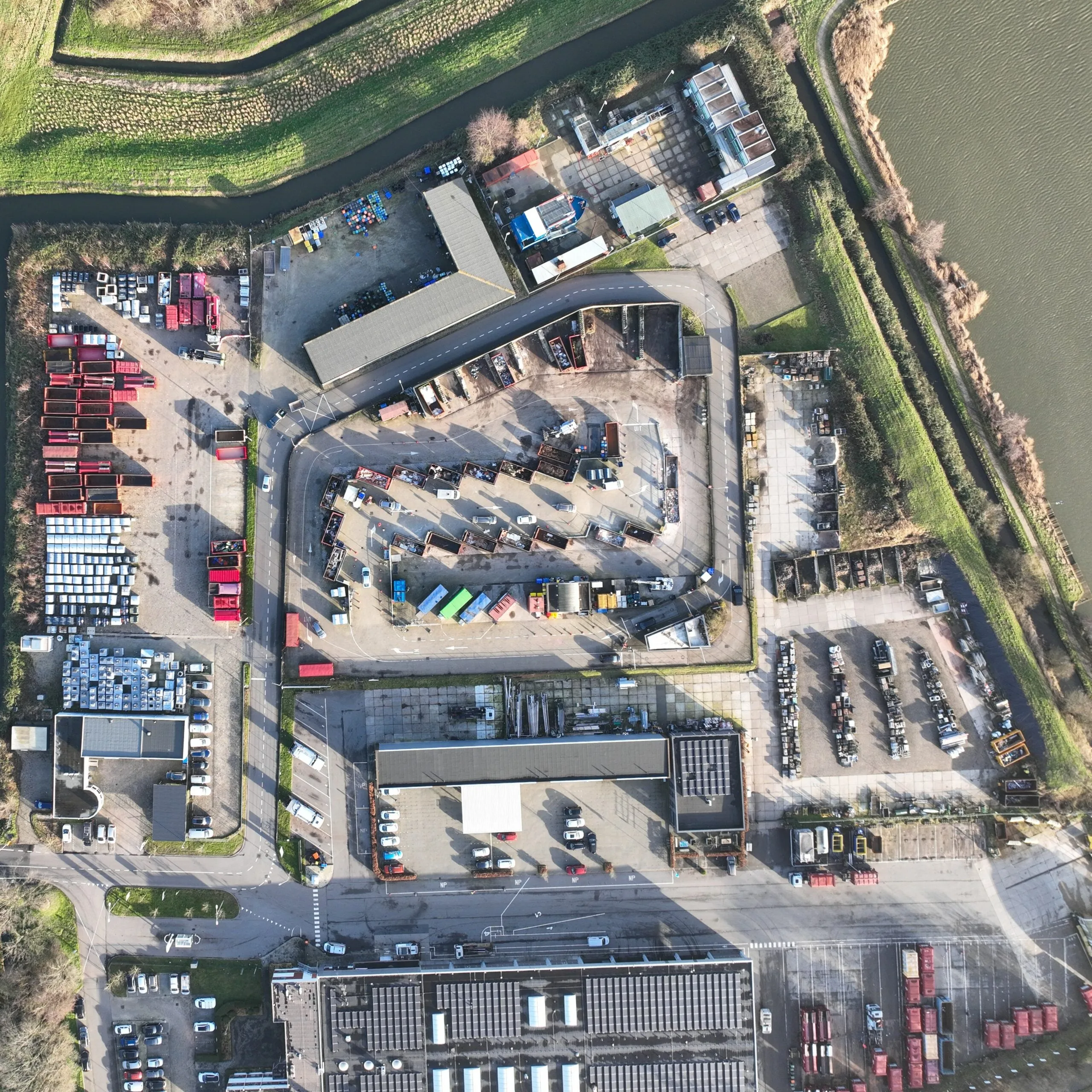 Vogelperspektive eines Recyclingstandorts mit Material- und Prozessflächen