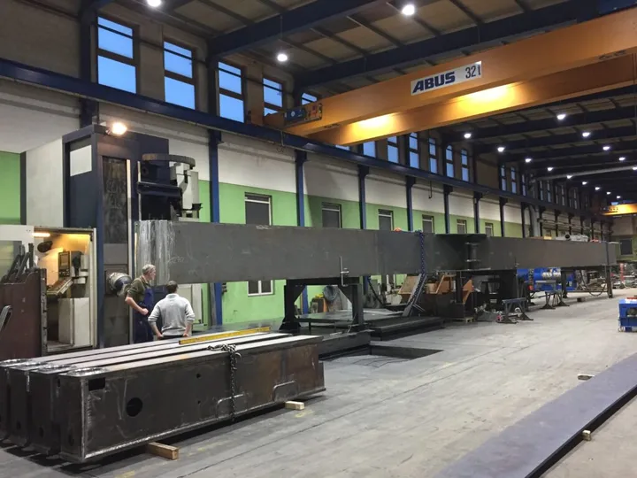 Große geschweißte Stahlbaugruppe in einer Industriehalle