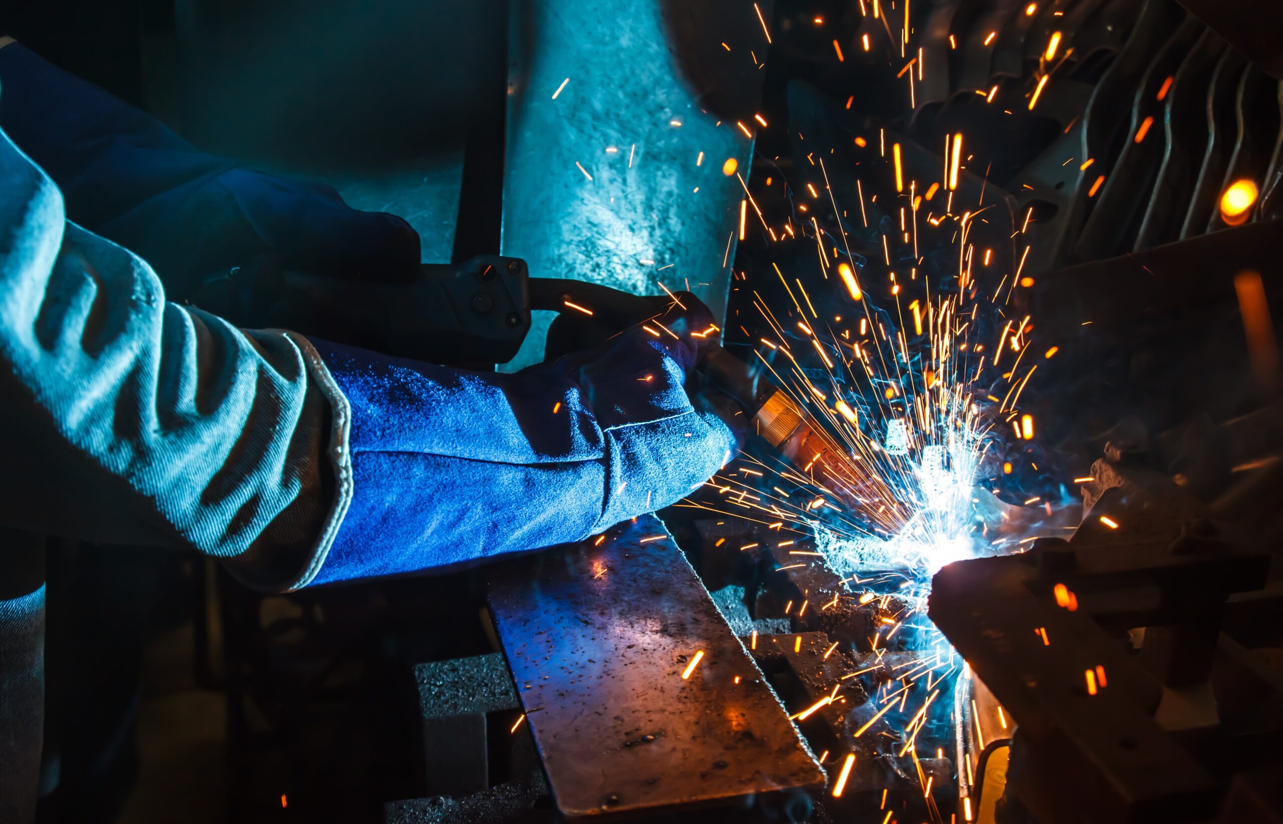 Schweißarbeit in einer industriellen Fertigung
